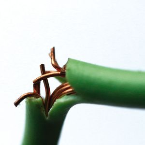 Dieses 0,5-mm²-Kabel ist noch nicht vollständig gebrochen, die Diagnose eines solchen Schadens ist ohne Zerlegearbeiten kaum möglich.