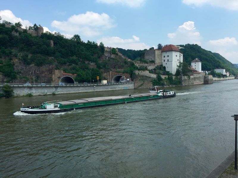 Da kann der Kahn aufm Fluss nicht mithalten. Passau Dreiflüssestadt – ist das nun die Donau, der Inn oder die Ilz. Egal, Hauptsache Gas gehabt! (IT-BUSINESS)