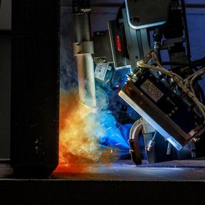 Blick auf den Wurzelschweißprozess in der Laserhybrid-Anlage bei Trumpf Maschinen Austria.(Bild:  Fronius)