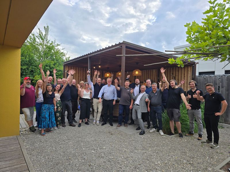 Das Team vor Ort zeigte sich hoch motiviert auf das Programm, das weltmeisterlich eröffnet wurde. (Bild: Extra Computer)