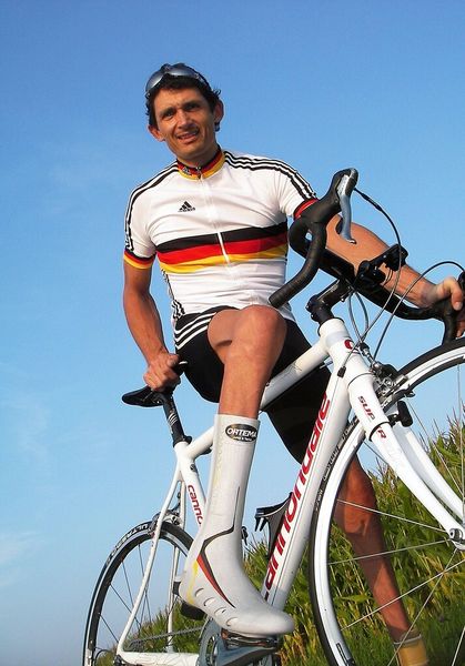 Getragen werden sie von Radprofi Michael Teuber. Er war nach einem Autounfall teilweise gelähmt. Die Orthese aus PA wurde speziell für ihn gefertigt. (Bild: Ortema)