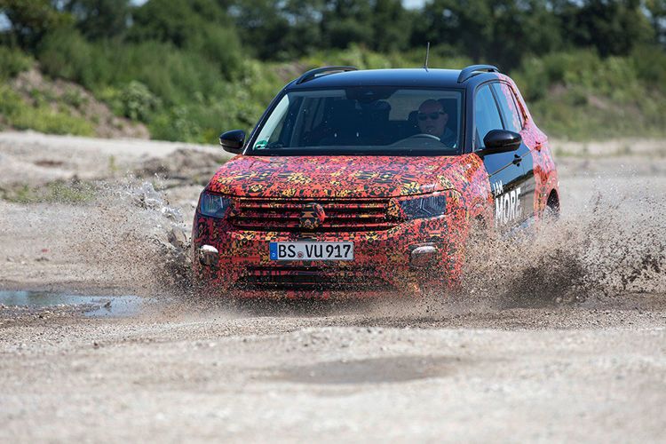 Anders als Seat baut VW aber auf deutlich mehr SUV-Charme: Während man im Arona recht tief sitzt, ist das Gestühl im T-Cross zehn Zentimeter höher als im Polo montiert. (Volkswagen)