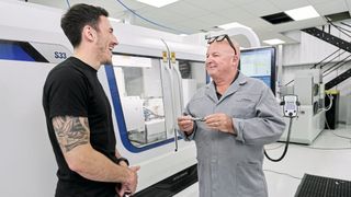 Cameron Adams (li.) und Studer Service Engineer Julian Connors (re.) bei der Inbetriebnahme der «S33». (Bild: Simon Ridgway)