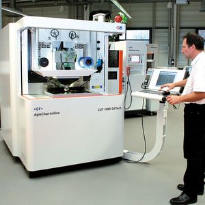 Die Drahterodiermaschine Cut 1000 Oiltech arbeitet in einem Ölbad und eignet sich für das Schneiden feinster keramischer Bauteile. 
