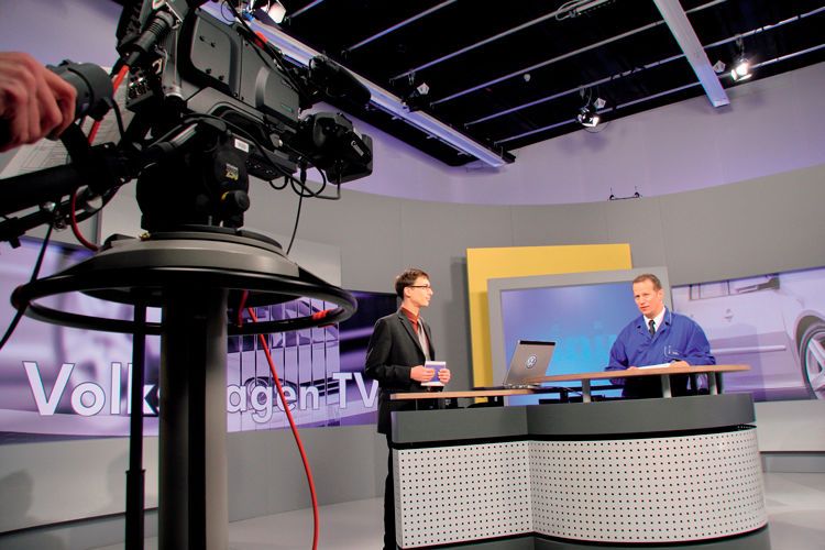 Für neue Wege in der Schulung und Informationsübermittlung an die Händler erhielt im Jahr 2002 zudem Volkswagen die Auszeichnung. Das interne Fernsehen (iTV) erlaubte erstmals eine interaktive Kommunikation in Ton und bewegten Bildern mit Sprach- und Datenkanal in TV-Qualität. (Bild: Volkswagen)