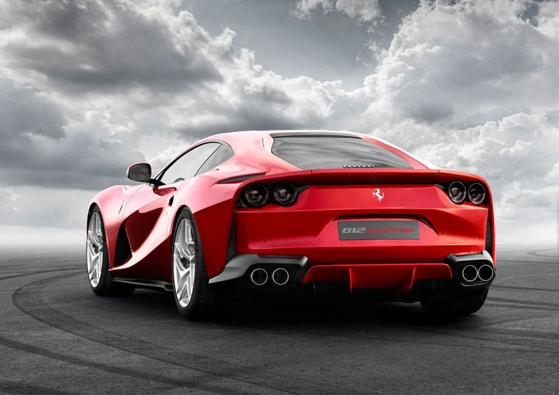 Dank der mitlenkenden Hinterräder soll der 812 Superfast gut durch enge Kurven kommen. (Ferrari)