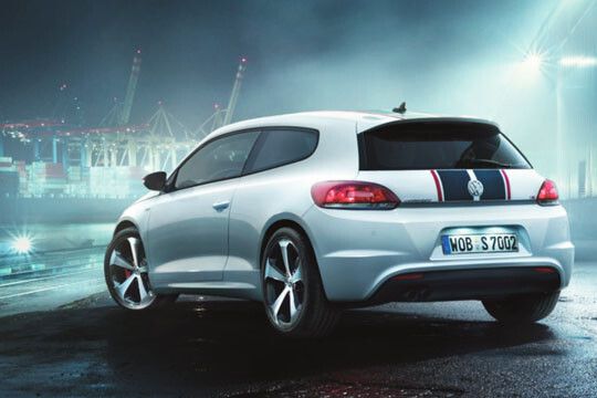 Befeuert wird der Scirocco GTS von einem 155 kW/210 PS starken 2,0-Liter-Turbobenziner. Optisches Kennzeichen ist das mitgelieferte Optik-Paket im Stil des Ur-GTS aus den 80er-Jahren. Es umfasst die markante Streifenlackierung, 18 Zoll-Räder mit rot lackierten Bremssätteln sowie Diffusor und Dachkantenspoiler. (Foto: VW)