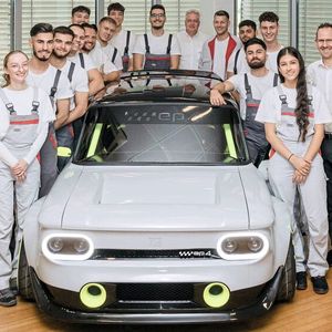 Zum 150-jährigen Jubiläum der Marke NSU enthüllen Auszubildende von Audi Neckarsulm den NSU Prinz, den sie zu einem Elektroauto umgebaut haben.(Bild:  Audi AG)