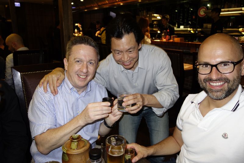 Eine Runde Sake für (v. l.) Nils Stallmach und Walter Sun, Seasonic, und Maciej Wieczorek, ZOTAC. (Bild: IT-BUSINESS)