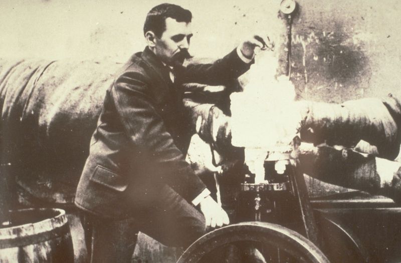 1902 George Claude sammelt die ersten Tropfen “flüssiger Luft” (Air Liquide)