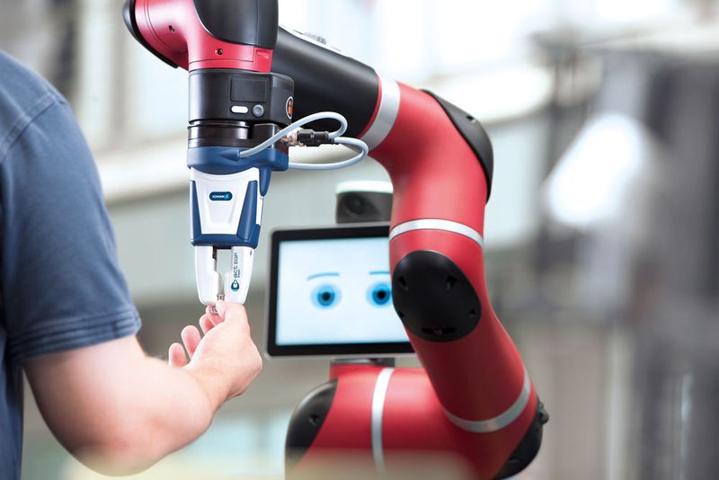 Schunk baut zur Automatica seine Co-act Baureihe für kollaborierende Anwendungen weiter aus. Außerdem zeigt Schunk die ganze Bandbreite seines Portfolios, von intelligenten Greifern über integrierten Prozessüberwachung bis hin zu digitalen Tools, die die Auslegung und Konstruktion von Greifsystemen vereinfachen und die Simulation ganzer Handling- und Montagesysteme ermöglichen. Zu sehen in Halle A5, Stand 502. (Schunk)