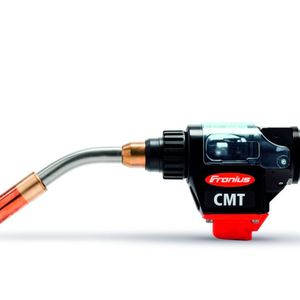 Hier blickt man auf die, wie betont wird, hochdynamisch und präzise arbeitende Robacta Drive CMT-Antriebseinheit von Fronius. Bei der Drahtbewegung gelingt mit ihr das Abtastsen der Bauteile durch den Schweißdraht, wobei wir wieder beim Thema „der Schweißdraht als Sensor“ wären.(Bild:  Fronius)