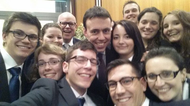 Selfie aus Hannover mit Wirtschaftsminsiter Schmid. (Bild: EBM-Papst)