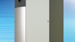 Auf der Intersolar 2010 zeigt Schneider Electric die Kombination aus Wechselrichter und Batterie-Laderegler Xantrex XW Hybrid mit sinusförmiger Spannung am Ausgang und moderner Batterie-Ladetechnik. Bild: Schneider Electric (Archiv: Vogel Business Media)