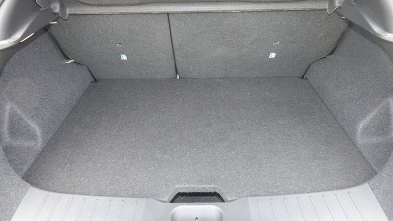 Gleichzeitig sorgt der Boden dafür, dass man schwere Dinge nicht so tief herausheben muss. Er lässt sich jedoch auch komplett herausnehmen. (Bild: Dominsky/»kfz-betrieb«)