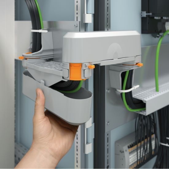 Bild 1: Mit dem Kabelführungssystem CGS lassen sich Bedien- und Anzeigeelemente in der Schaltschranktür sicher und einfach verdrahten. (Phoenix Contact)