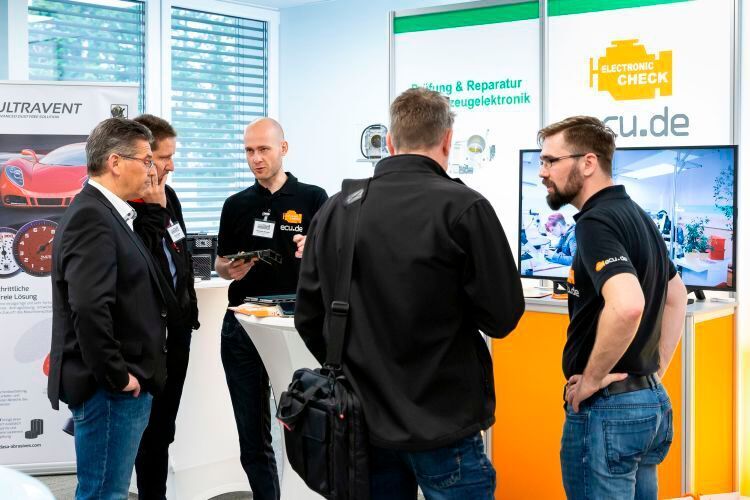 Elektronische Komponenten zeitwertgerecht instand zu setzen haben sich die Servicespezialisten von Glaubitz mit ihrer Marke ecu.de auf die Fahnen geschrieben. Mittlerweile gibt es kaum noch ein Bauteil, kaum eine Marke, für die das Zittauer Unternehmen im Fall eines Defekts keine kostengünstige Lösung parat hat.  (Stefan Bausewein)