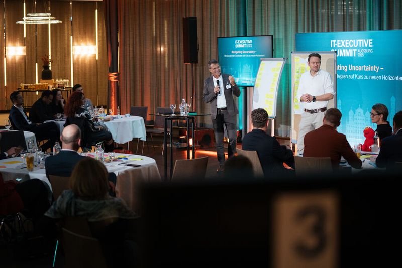 Prof. Julian Kawohl und Prof. Dr. Martin Kaloudis von Bechtle hatten sich eine Standortbestimmung Deutschlands in punkto Digitalisierung auf die Fahne bzw. das Flipchart geschrieben. (Bild: Vogel IT-Medien)