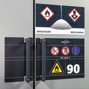 Neben der Standard-Kennzeichnung DIN EN 14470-1 signalisiert ein spezieller Metallpulver-Aufkleber dem Anwender schon von außen, dass entzündbare und gesundheitsgefährdende Metallpulver gelagert werden dürfen.(Bild:  Asecos)