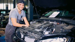 Der Kfz-Mechatroniker zählt weiterhin zur den beliebtesten Ausbildungsberufen im Handwerk, auch wenn 2020 die Zahl der abgeschlossenen Ausbildungsverträge sank. (Bild: Promotor)