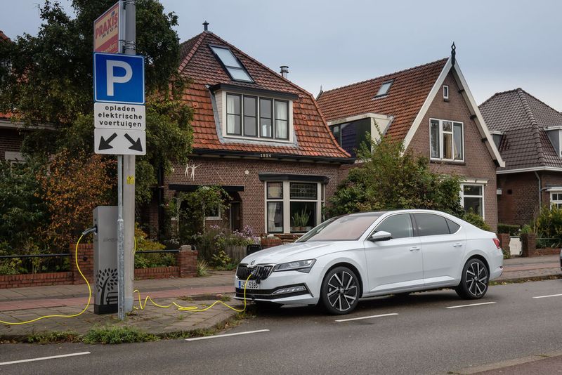 Das zweite elektrifizierte Modell ist der Superb „iV“. Das Modell kombiniert einen Verbrennungsmotor mit einem elektrischen Antrieb, was sich in eine Systemleistung von 160 kW/218 PS und eine Reichweite von bis zu 930 Kilometern übersetzt. (Bild: Ampnet/Skoda)