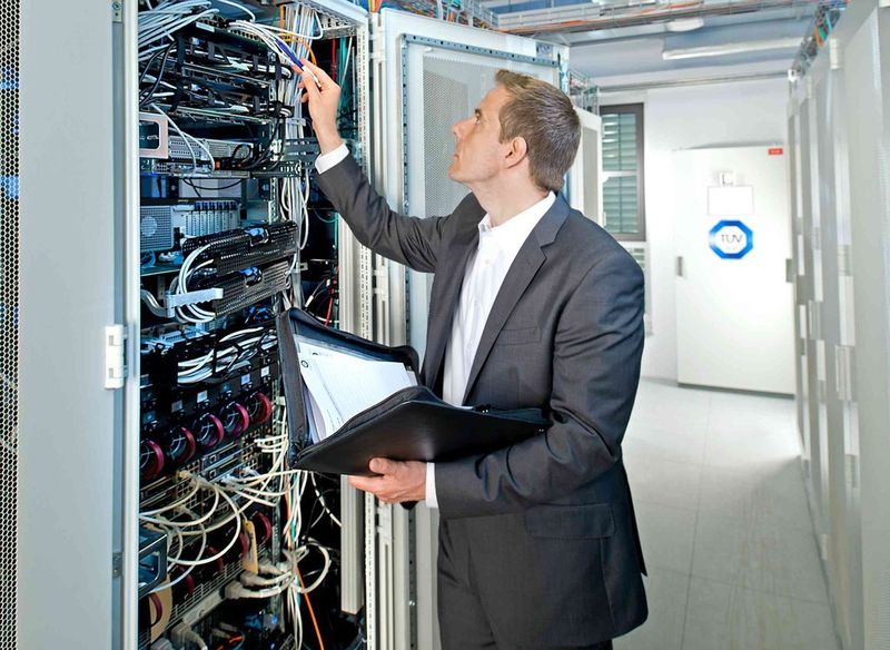 Die Experten von TÜV SÜD überprüfen anhand von Penetrationstests die Wirksamkeit von Sicherheitsmaßnahmen. (Bild: TÜV Süd)