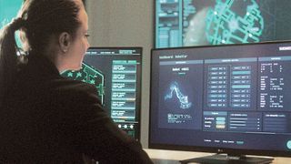 Alles im Blick: Der Assistent Industrial Copilot vereinfacht und beschleunigt das Design, das Engineering und das Programmieren von Maschinen und vermeidet durch rasche Fehleranalyse und -anzeige unnötige Stillstände.   (Bild: Siemens)