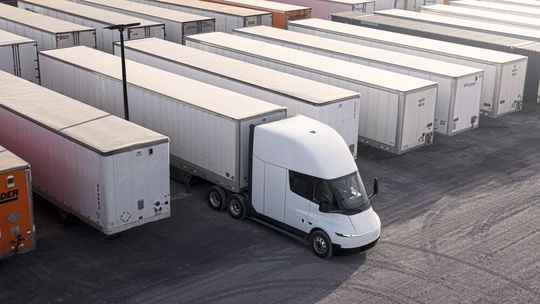 Tesla will seinen Elektro-Sattelschlepper 2027 nach Europa bringen.(Bild:  Tesla)