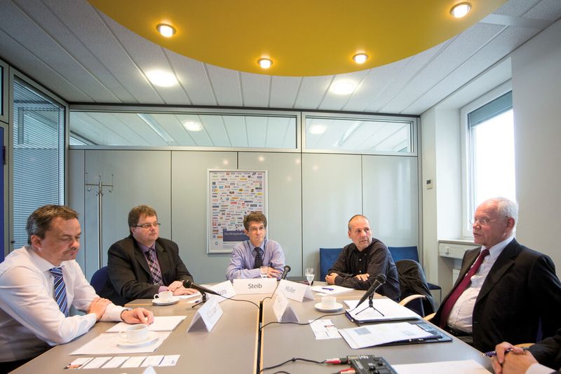 Die Expertenrunde diskutiert in der Redaktion elektrotechnik: Offene Lösungen verschieben die Verantwortung. (Bilder: elektrotechnik/Gollin)
