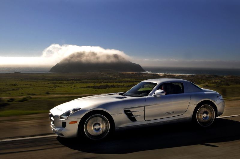 Mit langer Motorhaube und kurzem Heck zeigt der SLS AMG klassische Sportwagenproportionen. (Archiv: Vogel Business Media)