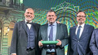 Aufnahme in die Riege der „Best Dealer“ von Skoda: Christian Welling (Mitte), Geschäftsführer von Graf Hardenberg, nahm die Ehrung entgegen von Skoda-Vertriebsvorstand Martin Jahn (l.) und Deutschland-Geschäftsführer Frank Barwasser. (Bild: Graf Hardenberg)