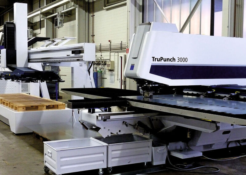 Platzsparend: Trupunch 3000 mit dem Automatisierungssystem Sheetmaster Compact. Bild: Kuhn (Archiv: Vogel Business Media)