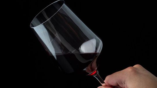 Consumers in a Cornell study showed no consistent bias against the colour of hybrid red wines, with several ranking among the most visually appealing.(Source:  free licensed /  Pixabay)