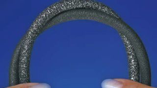 Dieser Composite-Werkstoff ist biegsam wie Gummi und elektrisch leitfähig wie Metall (Bild: Fraunhofer IFAM)