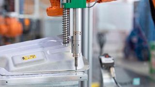 Im Rahmen des Forschungsprojekts „Demobat“ entwickelt ein Forschungsteam am Fraunhofer IPA einen Industrieroboter, der Altbatterien von Elektroautos sortenrein demontieren kann. Es beginnt mit dem Aufschrauben des Gehäuses. (Fraunhofer IPA)