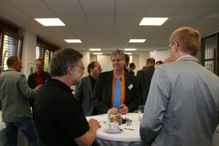 Marcus Lenz von Eaton (Mitte) im  Gespräch mit Fachhändlern. (Archiv: Vogel Business Media)