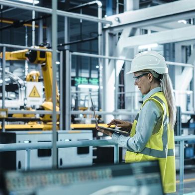 Daten als Grundlage: Durchgehende Maschinenkonnektivität ermöglicht Echtzeit-Analysen, steigert OEE und schafft Transparenz über Leistung, Verfügbarkeit und Qualität. (Bild: © Gorodenkoff - stock.adobe.com)