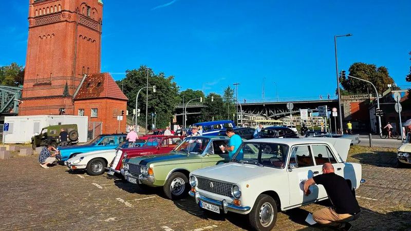 Das Fahrerlager am Hansemuseum: Vor dem Start hieß es Nummern kleben wie bei einer Oldtimer-Rallye, damit die teilnehmenden Klassiker im Stadtbild gut erkennbar sind. (Bild: OCC)