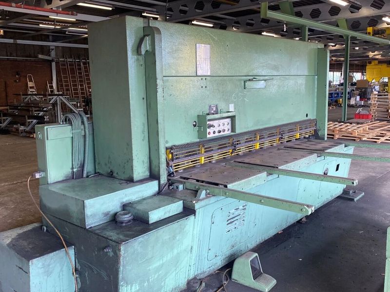 Von Mengele ist in der Insolvenzmasse auch diese hydraulische Tafelschere des Modells S16-3001 enthalten. (Bild: Surplex)