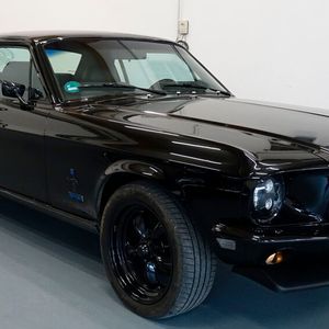 Sebastian Krieg hat seinem E-Mustang-Prototyp bewusst einen auffälligen Look verpasst. Kann sein, muss aber nicht.(Bild:  Dominsky – »kfz-betrieb«)