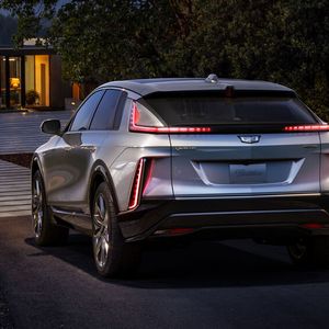 Auch am Heck bietet der Cadillac Lyriq ein spannedes Lichtdesign.(Bild:  Cadillac)