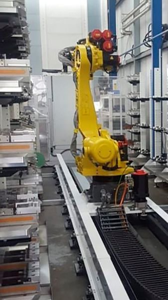 Ein 6-Achs-Roboter kann das 5-Achs-Bearbeitungszentrum automatisiert be- und entladen. (Mastercam)