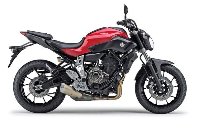 Red Dot Award 2015 - MT-07 von Yamaha: Nicht erst seit dem berühmten Roadmovie „Easy Rider“ über das Amerika der späten 1960er Jahre verbindet sich mit dem Motorradfahren ein Lebensgefühl von unbegrenzter Freiheit auf der Straße. Es ist ein besonderes Erlebnis, das den Alltag rasch vergessen lässt. Die Gestaltung des Motorrads MT-07 will eine Leichtigkeit des Motorradfahrens visualisieren, bei der vor allem der Fahrspaß im Vordergrund steht. Das Fahren mit diesem Motorrad soll sich anfühlen wie das Tragen des Lieblingsoutfits in der Freizeit und dabei Ausdruck des persönlichen Lebensstils sein. Umgesetzt wird dies mittels einer faszinierend puristischen Gestaltung, durch die das Motorrad sehr prägnant wirkt. Es beeindruckt mit einem leichten, schlank und kompakt gebauten Chassis, welches ihm eine sehr agile Anmutung verleiht. Schlüssig in die insgesamt wohl proportionierte Form integriert wurde ein 689-ccm-Reihenmotor mit zwei Zylindern, der beim Fahren ein starkes Drehmoment bietet. Diese Kombination passt ausgezeichnet zum Gesamtkonzept der MT-07, da sie dem Fahrer zum Fahrkomfort auch ein angenehmes Beschleunigungsgefühl gibt. Derart ausgerüstet, begeistert dieses Motorrad sowohl versierte Fahrer, die nicht auf den Aspekten „Leistung“ oder „Höchstgeschwindigkeit“ beharren, wie auch Einsteiger gleichermaßen. Durch seine rundum gelungene Gestaltung vermittelt es beiden Zielgruppen ein gutes Gefühl für die Freuden des Motorradfahrens. (Bild: Red Dot)