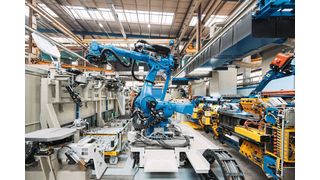 Bedient werden die Schweißroboter durch einen Handlingroboter Motoman GP600, der auf einer Bodenfahrbahn montiert ist.  (Bild: Liebherr)