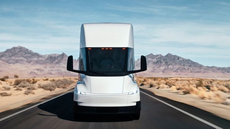 Der Tesla Semi soll in der Standard-Version auf eine Reichweite von 550 Kilometern kommen. Mit großer Batterie sollen es 800 Kilometer sein. (Bild: Tesla)