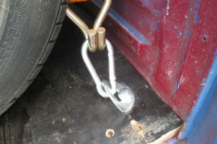 Einige selbst montierte Zurrpunkte sollten die Ladung sichern.  (Foto: Polizei Dortmund)