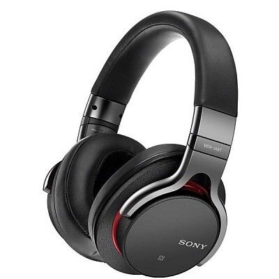 Sony MDR-1ABT: Easy Listening mit vier neuen Bluetooth-Kopfhörern von SonyDie neuen Kopfhörer, die im Frühjahr auf den Markt kommen werden, bieten Komfort und kabellosen Musikgenuss dank Bluetooth. Einfaches Berühren der Kopfhörer mit einem NFC-fähigen WALKMAN, MP3-Player oder Smartphone stellt schnell und einfach eine kabellose Verbindung her. Dann kann sich der Hörer zurücklehnen und Musik genießen, wie er sie sich immer erträumt hat – mit satten, gut ausgesteuerten Bässen und detailreichen, kristallklaren Höhen.Kabellos in bester High-Resolution Audio-Qualität: Der MDR-1ABTZum gefeierten High-Resolution Audio-Kopfhörer MDR-1A aus dem vergangenen Jahr gesellt sich jetzt der luxuriöse MDR-1ABT, der ab sofort auch kabellosen Audiogenuss in ausgezeichneter Qualität bietet.Der MDR-1ABT ist der erste Kopfhörer von Sony in Referenzqualität mit LDAC, der neuen Audiotechnologie von Sony, die hochwertige Musikwiedergabe via Bluetooth ermöglicht. Der effiziente neue Codec überträgt dreimal so viele Daten wie bei gewöhnlichen Bluetooth-Verbindungen. Dadurch können reinste, verzögerungsfreie Audioklänge kabellos von kompatiblen Geräten wie dem exzellenten High-Resolution WALKMAN NW-ZX2 gestreamt werden.Die 40-Millimeter HD-Treiber erschließen die ganze Bandbreite des Klangs, von sonoren Bässen über unverfälschte Mitten bis hin zu euphorischen Höhen. Dank der aluminiumbeschichteten LCP- (Liquid Crystal Polymer) Film-Membranen wird jede musikalische Nuance präzise wiedergegeben. Kompromissloser Komfort steht dabei an erster Stelle: mit ergonomischen Ohrpolstern und einer raffinierten Struktur, die das Ohr perfekt umschließt.Die DSEE-Technologie von Sony sorgt dafür, dass auch die Titel aus der MP3-Musikbibliothek naturgetreuer klingen. Sie stellt hohe Frequenzen und subtile Hallfahnen wieder her, die bei hochkomprimierten Audiodateien verloren gegangen sind.Neu mit dabei ist auch ein Touchsensor, der seitlich am Kopfhörer angebracht ist. Damit lassen sich durch einfache, intuit (Bild: Sony/IFA)