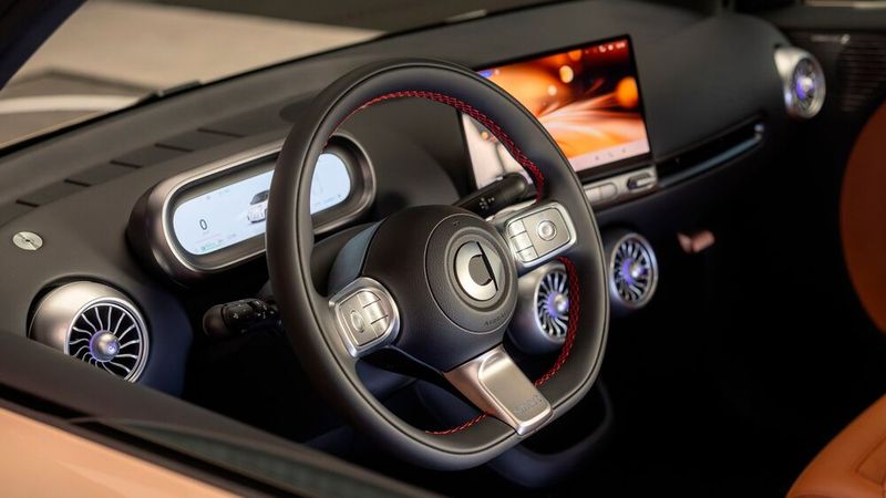 Das Cockpit des #2 setzt auf Display und einige wenige Knöpfe. (Bild: Smart)