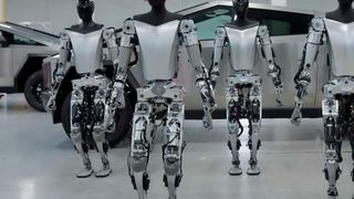 Tesla-Chef Elon Musk hat den ersten Akt zu einem viele Milliarden Dollar schweren Aktienpaket erfolgreich hinter sich gebracht. Die Aktionäre wurden unter anderem von seiner Idee überzeugt, den Tesla-Roboter Optimus als Helfer in der Fabrik einzusetzen ... (Bild: Tesla)