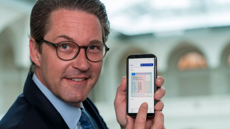 Bundesverkehrsminister Andreas Scheuer mit einem digitalen Führerschein.